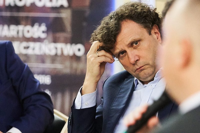 Prezydent Sopotu nie ścina włosów na znak protestu przeciw PiS. Znaleźliśmy dla niego fryzjerów, którym po zakończeniu akcji będzie mógł powierzyć swoje bujne loki. Pominęliśmy warszawskich, bo tu drogo.