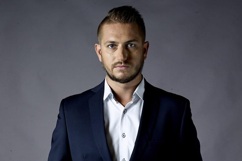 Kamil Dziubka, dziennikarz Onetu, opublikował tekst o planie wyjazdu KO do czterogwiazdkowego hotelu, gdzie politycy mieliby rozmawiać o kryzysie podwyżkowym. Na Twitterze wybuchła burza.