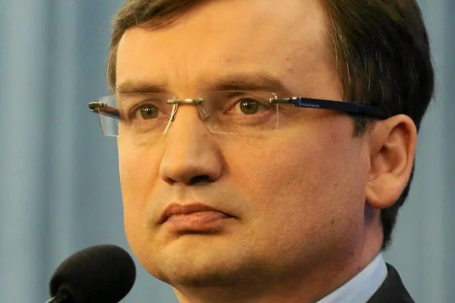 Okrutny żart czy coś więcej? W PiS huczy od plotek po ponownym wyrzuceniu Zbigniewa Ziobry z partii.