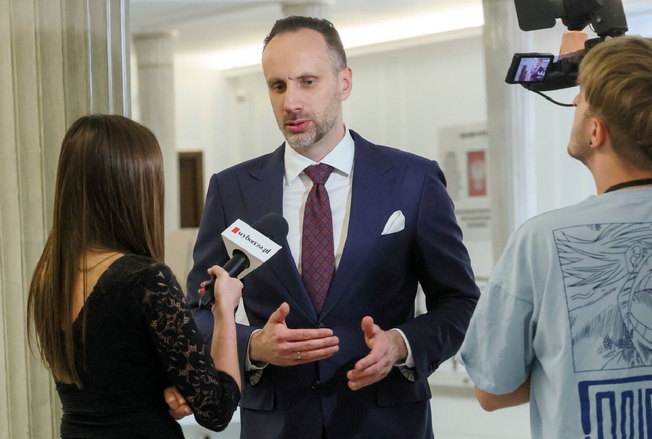 Kowalski tłumaczy się z kwiatów dla Tuska.