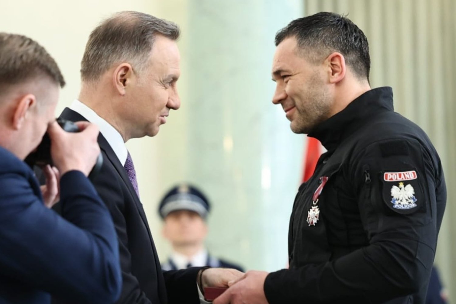 Uroczystość odznaczenia polskich policjantów za tajną misję w Ukrainie.