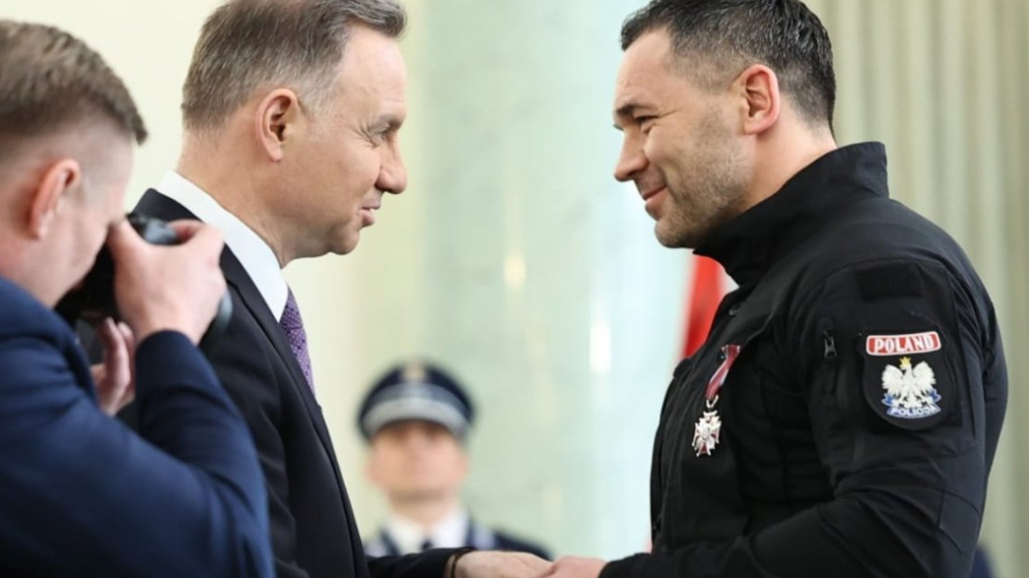 Uroczystość odznaczenia polskich policjantów za tajną misję w Ukrainie.