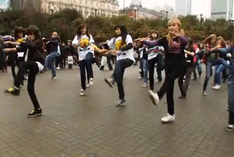 Flash mob w Warszawie zorganizowany przez Michael Jackson Foundation