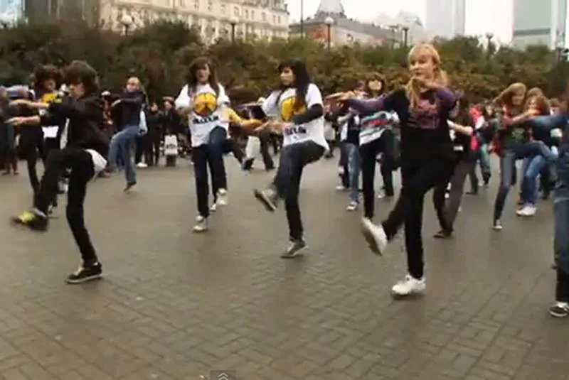 Flash mob w Warszawie zorganizowany przez Michael Jackson Foundation
