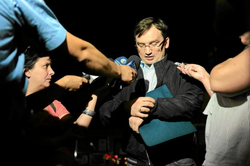 Zbigniew Ziobro przed rzeszowską prokuraturą po 11-godzinnym przesłuchaniu.