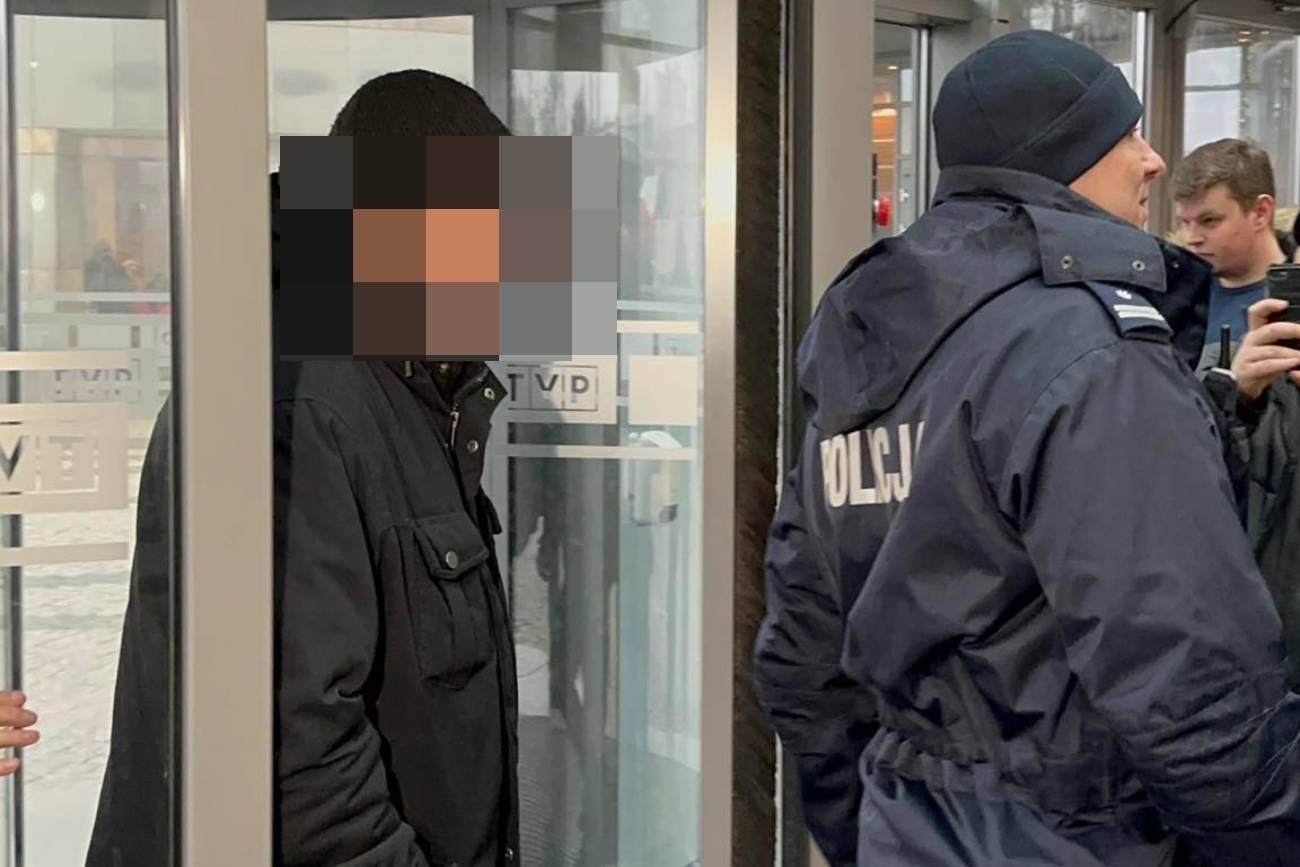 Policja weszła do siedziby TVP. Na miejsce podjechały radiowozy