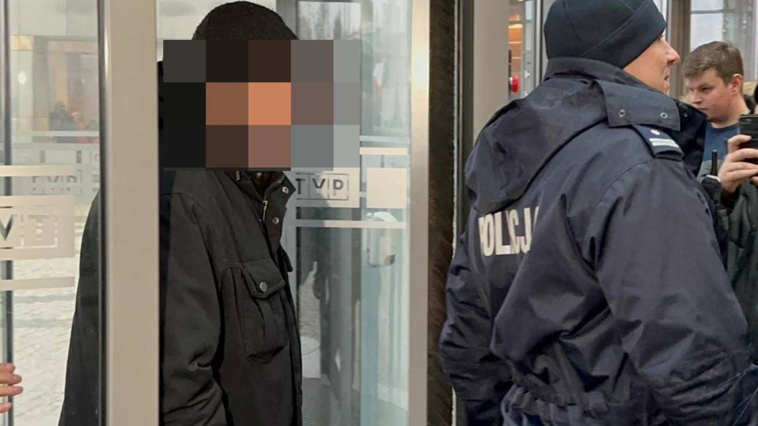 Policja weszła do siedziby TVP. Na miejsce podjechały radiowozy