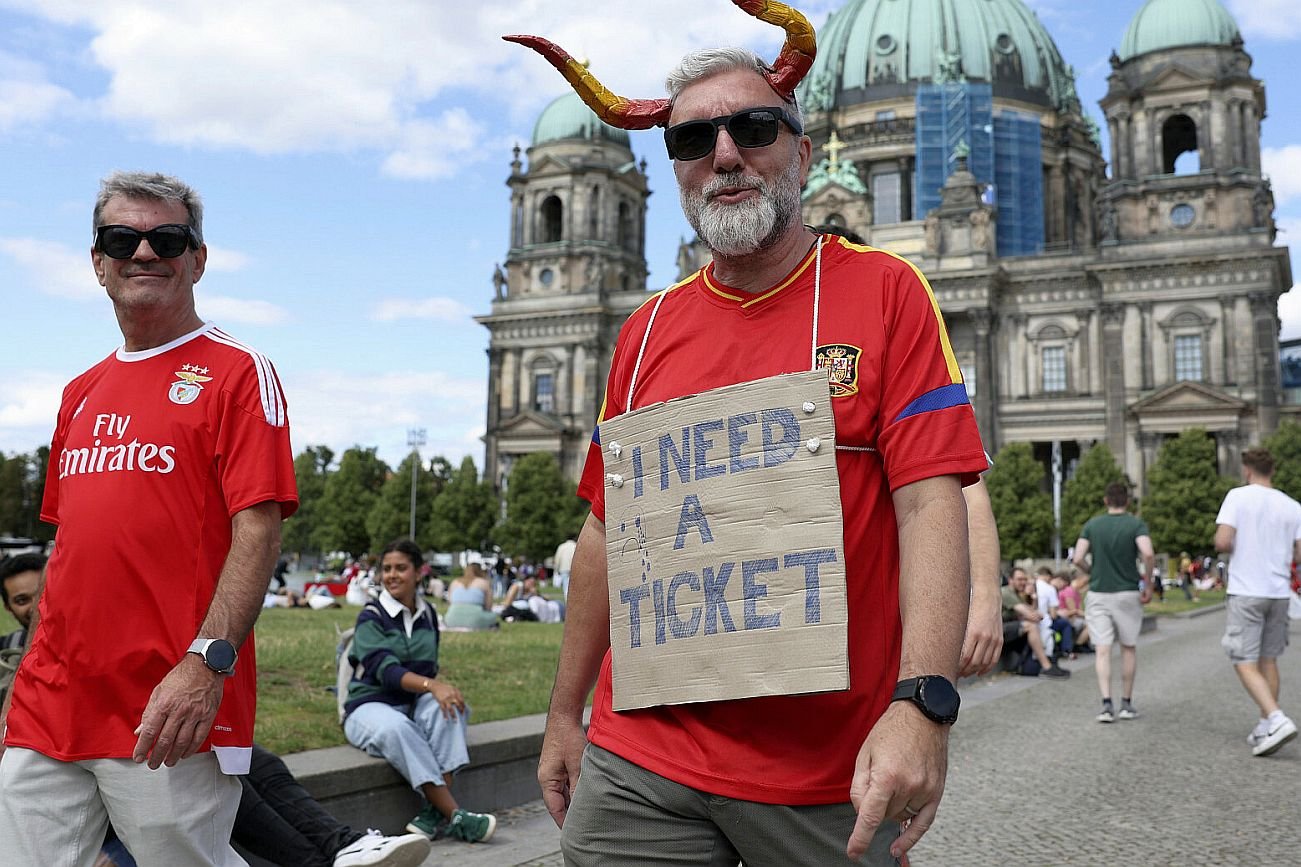 Potrzebuję biletu - brzmi napis na tabliczce fana. Bez kilku tysięcy euro nie ma co o nim marzyć
