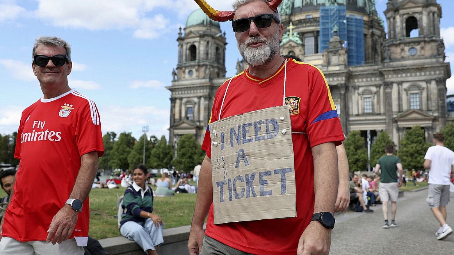 Potrzebuję biletu - brzmi napis na tabliczce fana. Bez kilku tysięcy euro nie ma co o nim marzyć