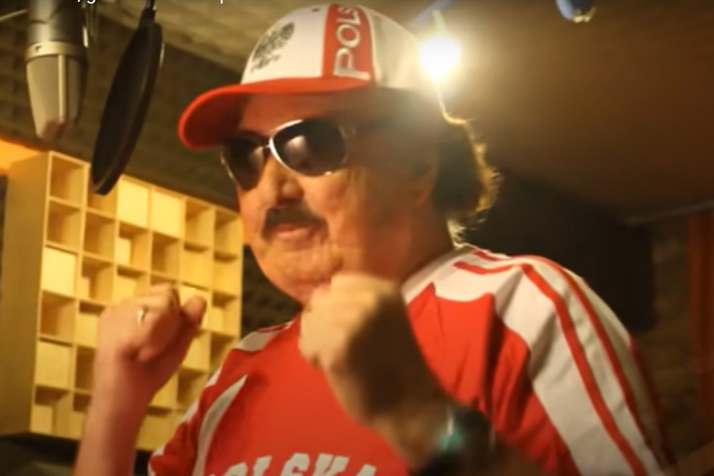 Krzysztof Krawczyk był wielkim fanem piłki nożnej. Do tego stopnia, że z okazji Mundialu 2018 nagrał piosenkę zagrzewającą polską reprezentację do boju.