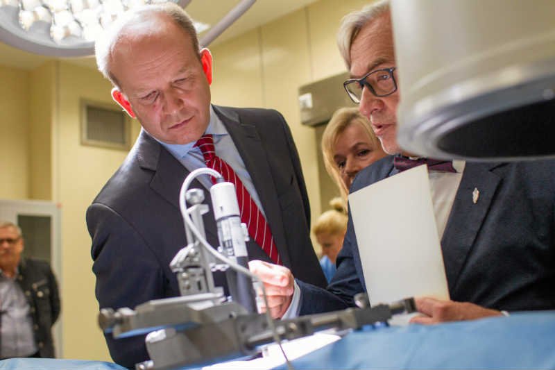 Minister Zdrowia Konstanty Radziwiłł oszczędza na szczepionkach dla dzieci.