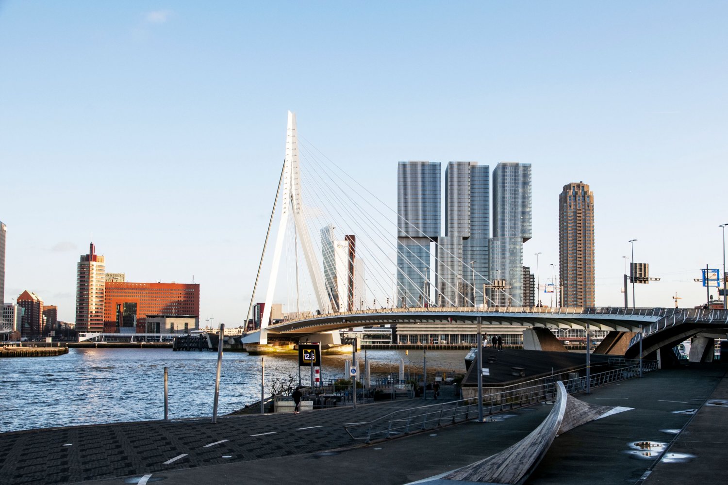 W Rotterdamie stara architektura miesza się z nową, której jest zdecydowanie więcej.