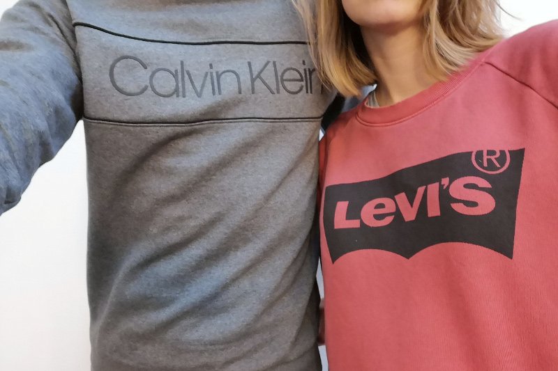 Ubrania z dużym logo kiedyś były obciachem. Dziś noszą je wszyscy, nie tylko modne influencerki.