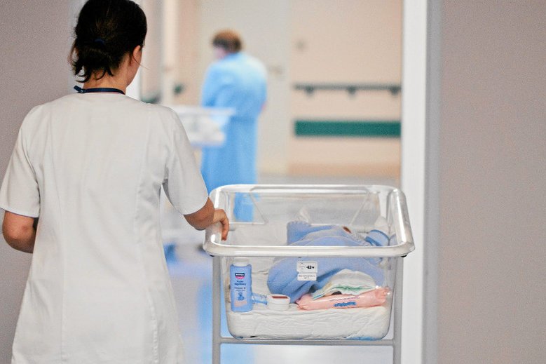 Łamanie prawa, wyzysk, współczesne niewolnictwo – tak internauci reagują na doniesienia o zmuszaniu lekarzy do pracy za darmo.