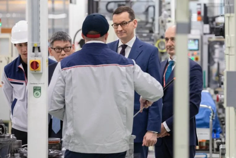 Czy podczas wizyty Mateusza Morawieckiego w wałbrzyskiej fabryce Toyoty usunięto tęczową naklejkę opisującą kable? Miała być w kolorach przypominających symbole LGBT.