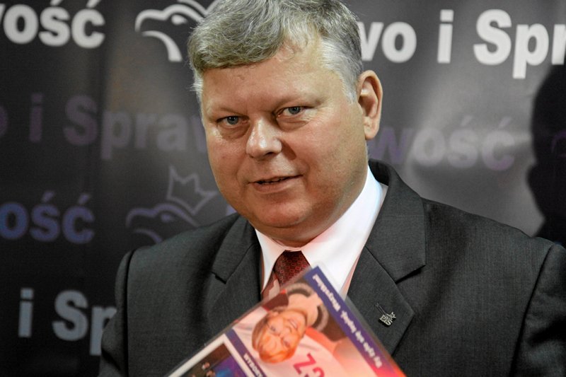 Marek Suski skarży się na szkodliwy wpływ czekoladowego orła z akcji "Orzeł może".