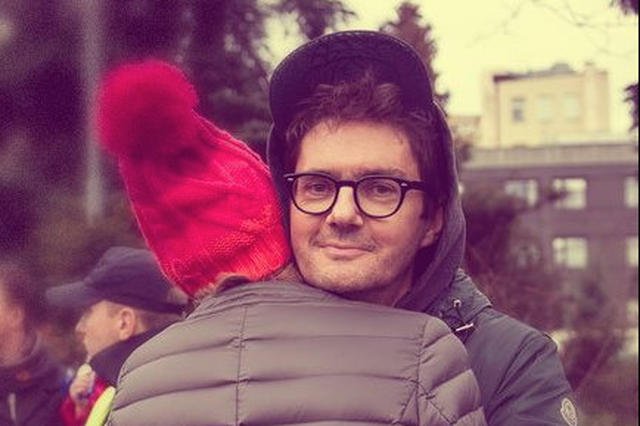 Kuba Wojewódzki, czołowy showman telewizji TVN, wraz z partnerką wybrał się na sobotnią manifestację Komitetu Obrony Demokracji.