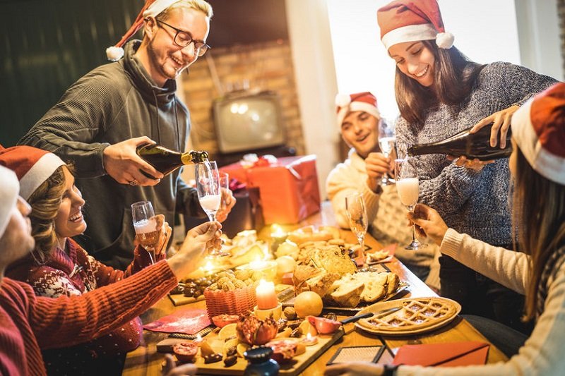 Odpowiadamy na 5 pytań dotyczących obostrzeń w sylwestra. "Godzina policyjna" dalej widnieje w rozporządzeniu.