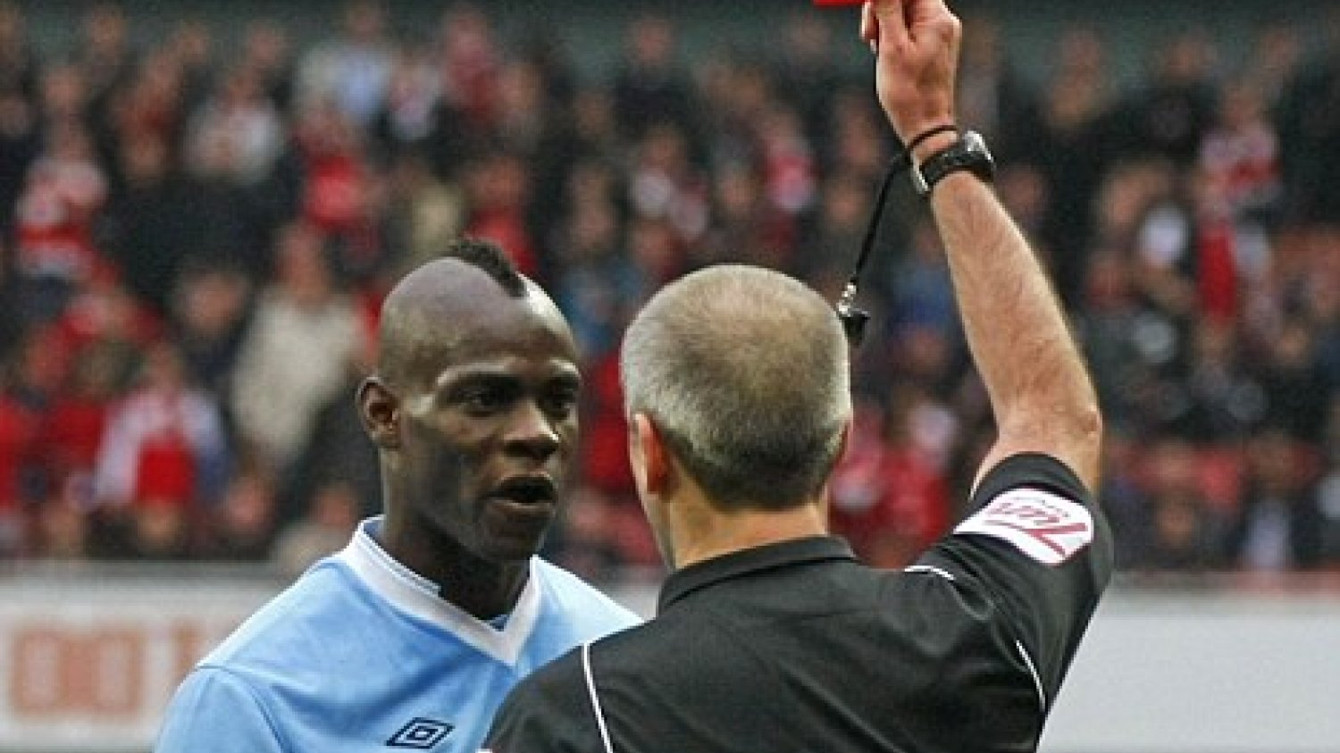 Mario Balotelli wylatuje z boiska.