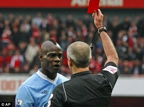 Mario Balotelli wylatuje z boiska.