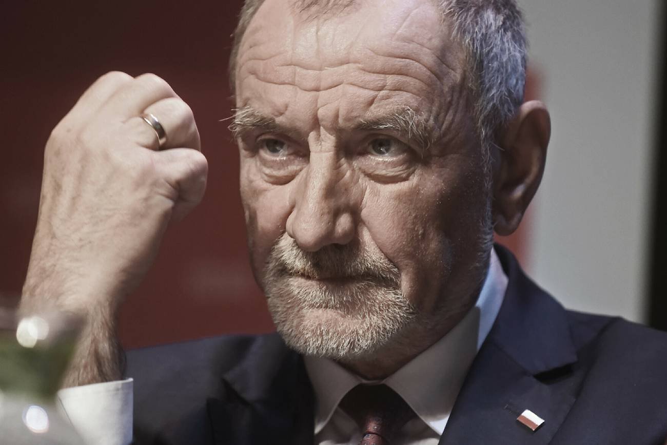 Ojciec prezydenta Andrzeja Dudy twierdzi, że homoseksualizm jest zaraźliwy. To Jan Duda powiedział w wywiadzie dla "Newsweeka". Ojciec prezydenta Andrzeja Dudy twierdzi, że homoseksualizm jest zaraźliwy. To Jan Duda powiedział w wywiadzie dla "Newsweeka".