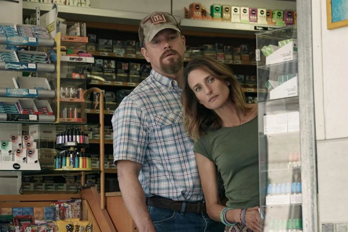Matt Damon i Camille Cottin w filmie "Stillwater".