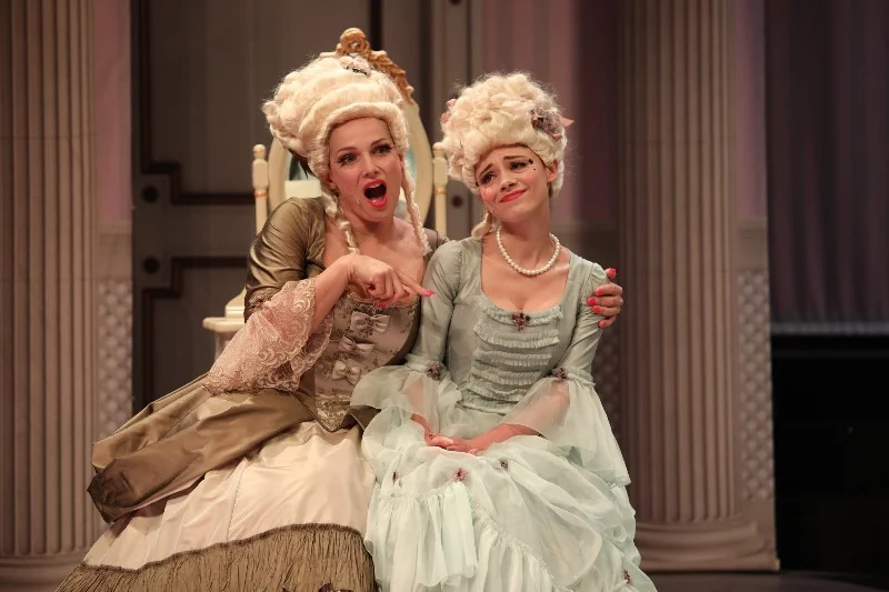 "Piękna Lucynda" to spektakl Teatru 6.piętro w Warszawie w reżyserii Eugeniusza Korina. Na zdjęciu: Joanna Liszowska i tytułowa Lucynda - Adriana Kalska