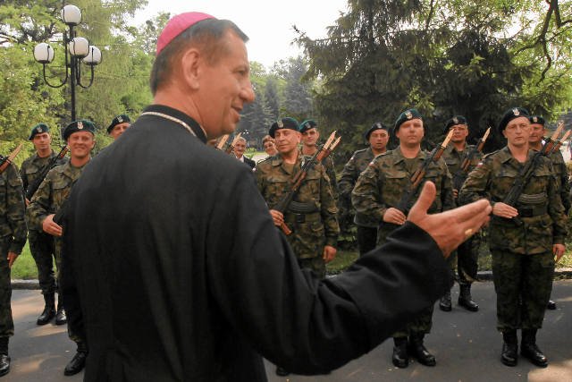 Biskup polowy WP Józef Guzdek podczas zaprzysiężenia żołnierzy we Wrocławiu