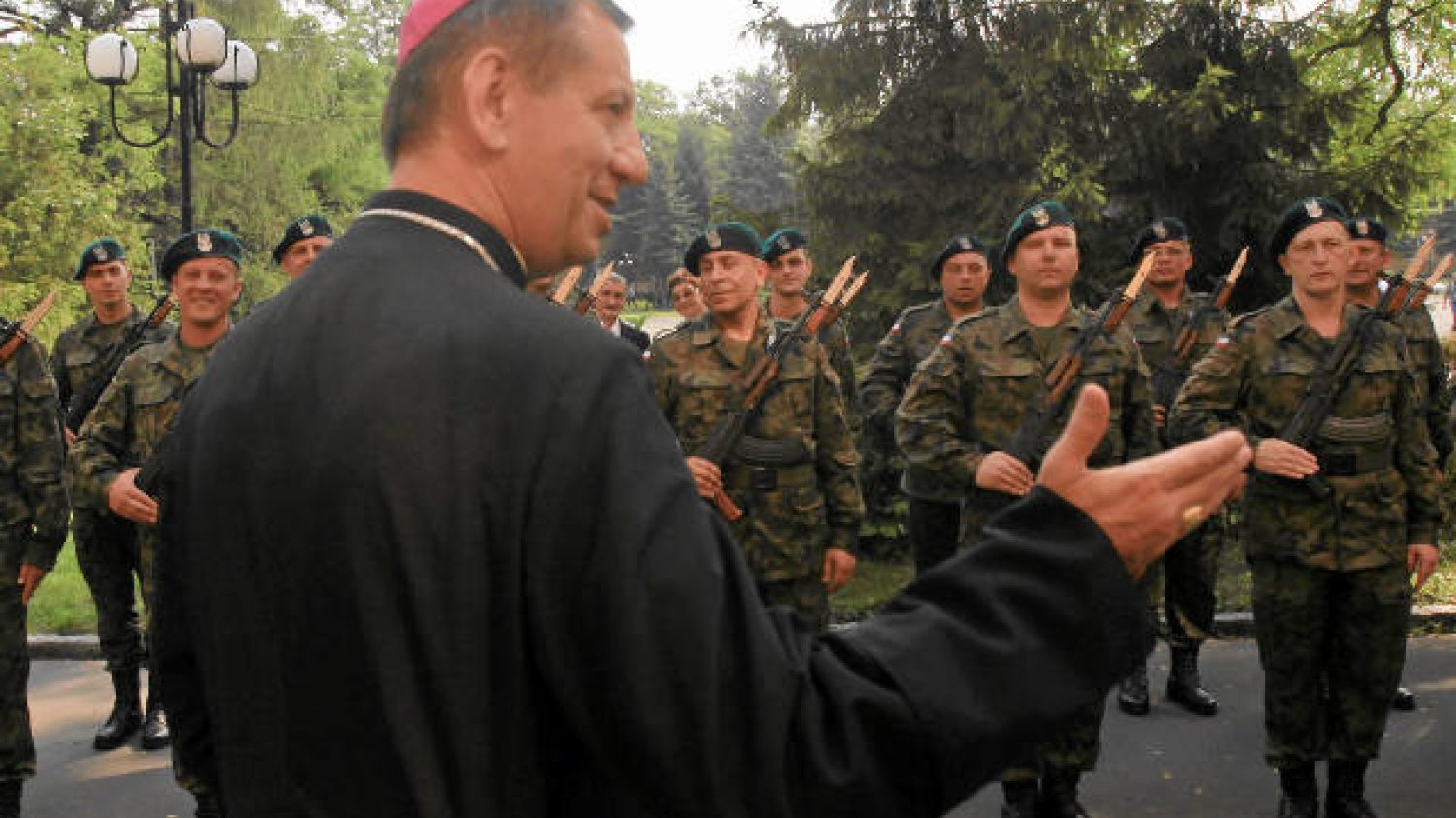 Biskup polowy WP Józef Guzdek podczas zaprzysiężenia żołnierzy we Wrocławiu