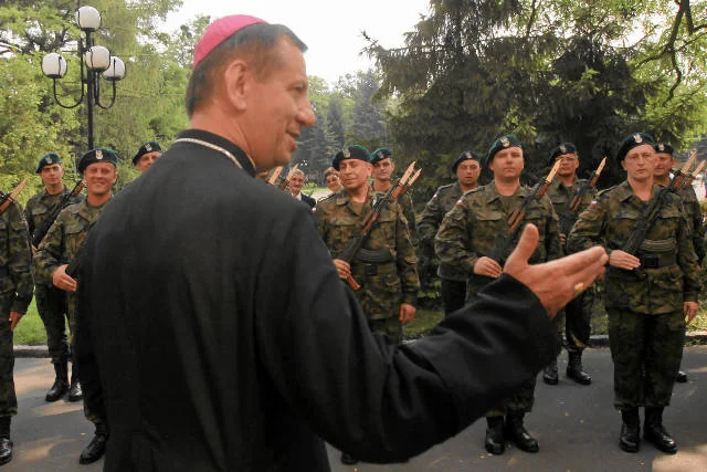 Biskup polowy WP Józef Guzdek podczas zaprzysiężenia żołnierzy we Wrocławiu