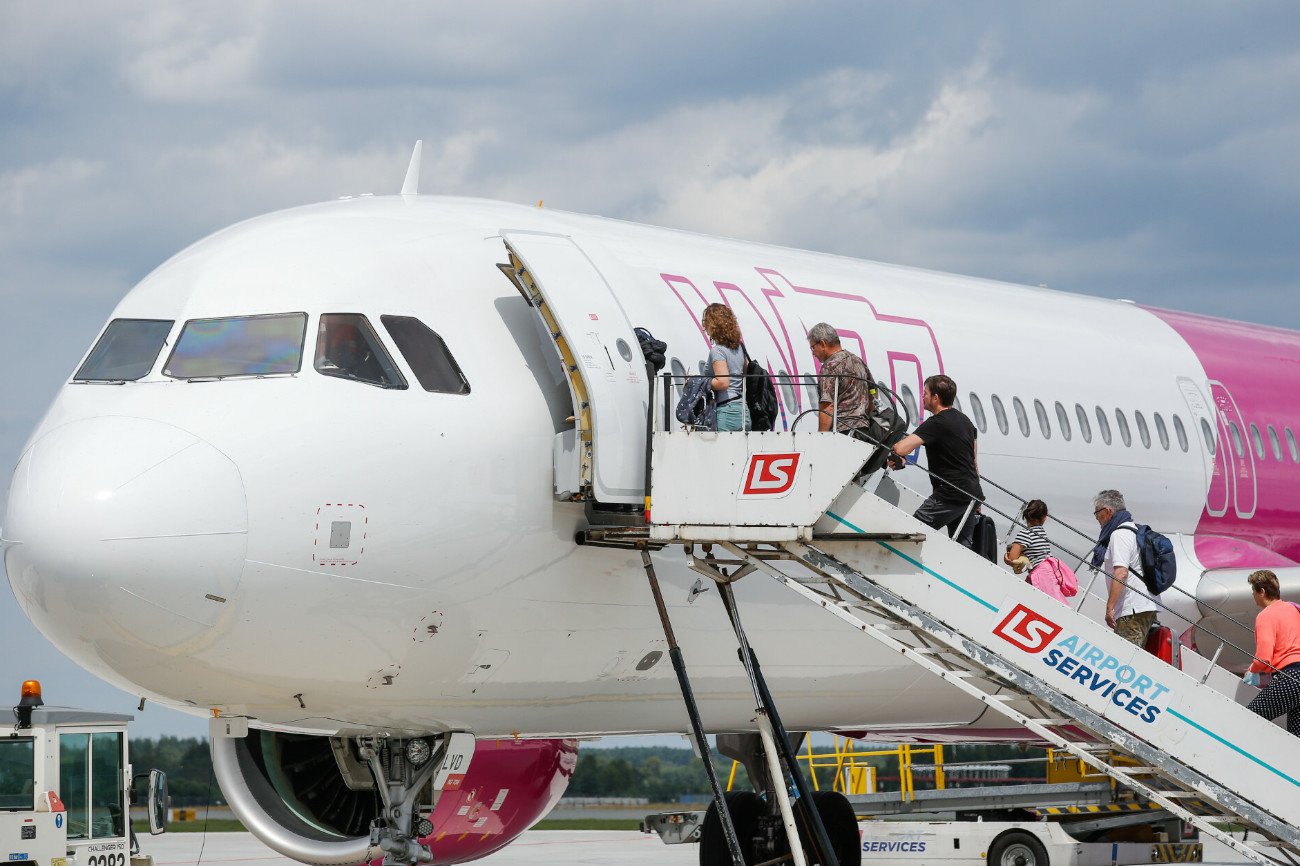 pasażerowie wsiadający do samolotu Wizz Air