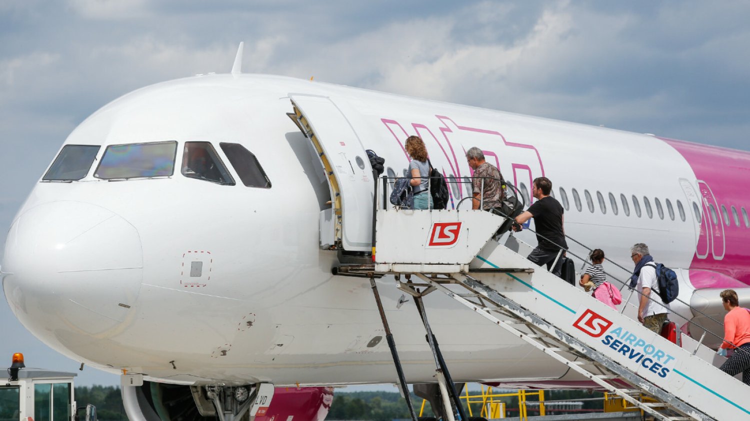 pasażerowie wsiadający do samolotu Wizz Air