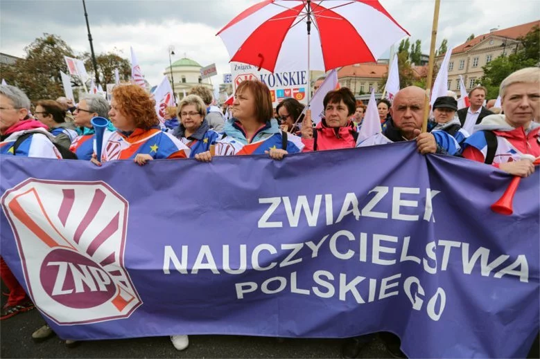 Okazuje się, że w wielu placówkach nauczyciele nie mają prawa zastrajkować. Za przystąpienie do protestu grożą im poważne kary.