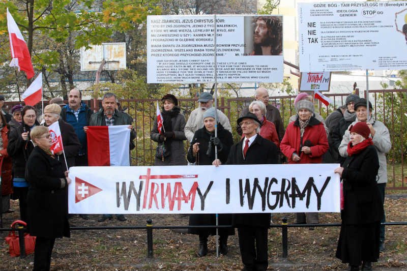 Marcin Wójcik, autor książki "W rodzinie ojca mego" przeniknął do grona wyznawców o. Rydzyka. Przez kilka miesięcy chodził na protesty pod siedzibą Krajowej Rady Radiofonii i Telewizji.