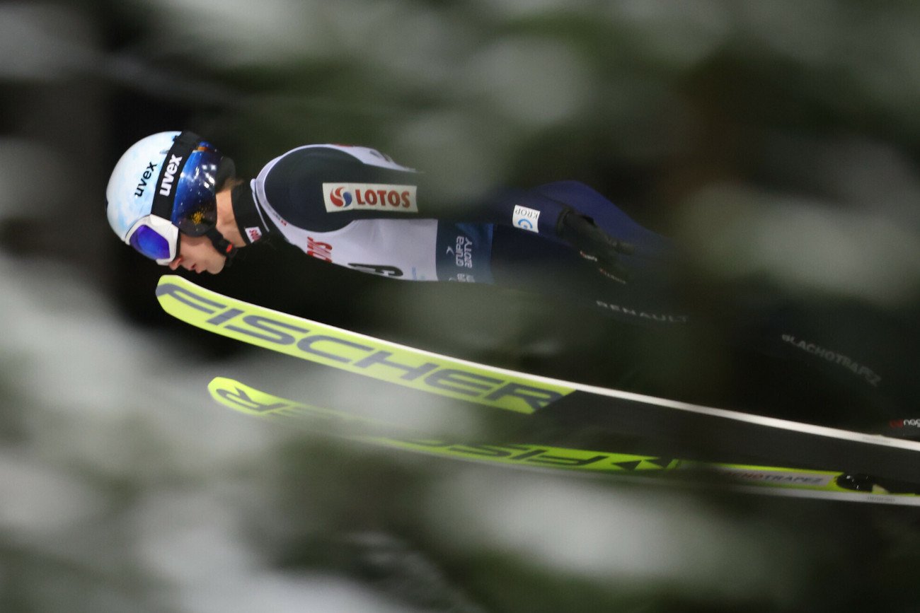 Kamil Stoch po pierwszej serii konkursu w Engelbergu jest na siódmym miejscu. Z kwalifikacją - jako jedyny z Polaków.