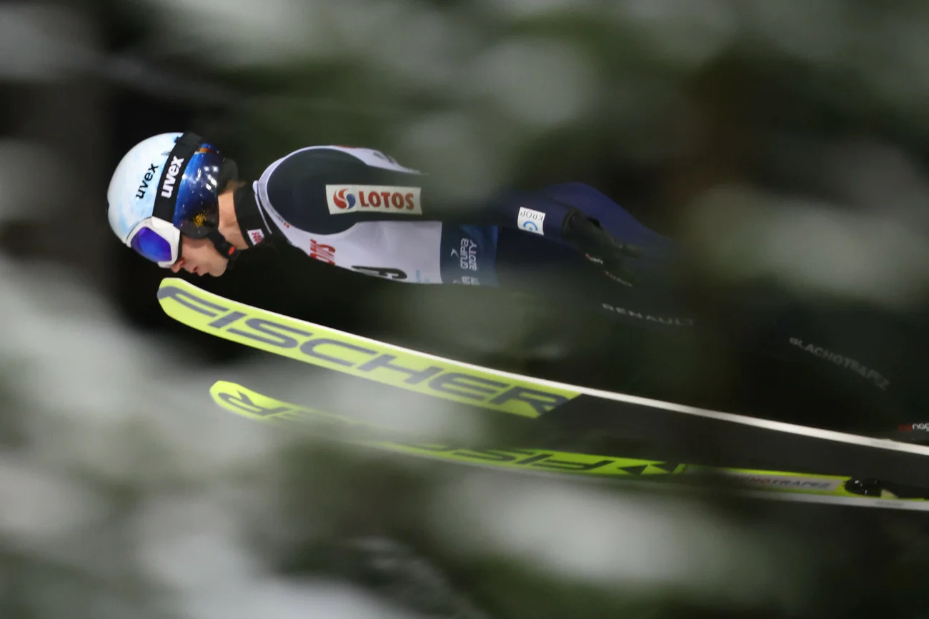 Kamil Stoch po pierwszej serii konkursu w Engelbergu jest na siódmym miejscu. Z kwalifikacją - jako jedyny z Polaków.
