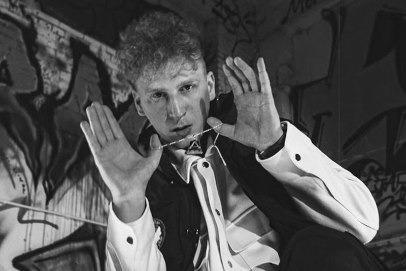 Ten Preston w teledysku do utworu "Todla".