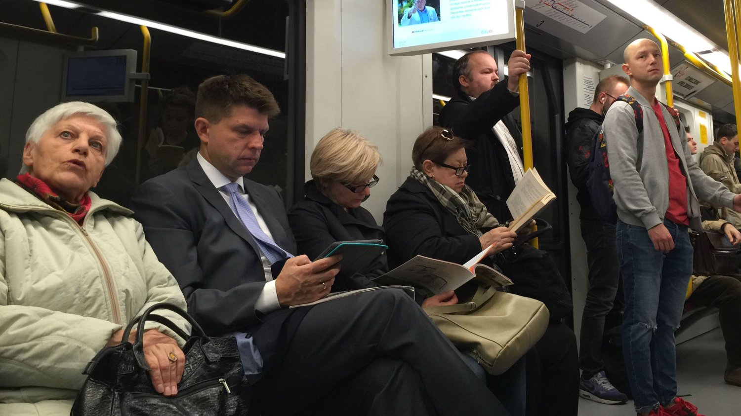 Ryszard Petru dojeżdża do pracy metrem. I wcale nie jest sztywnym "panem ekonomistą".
