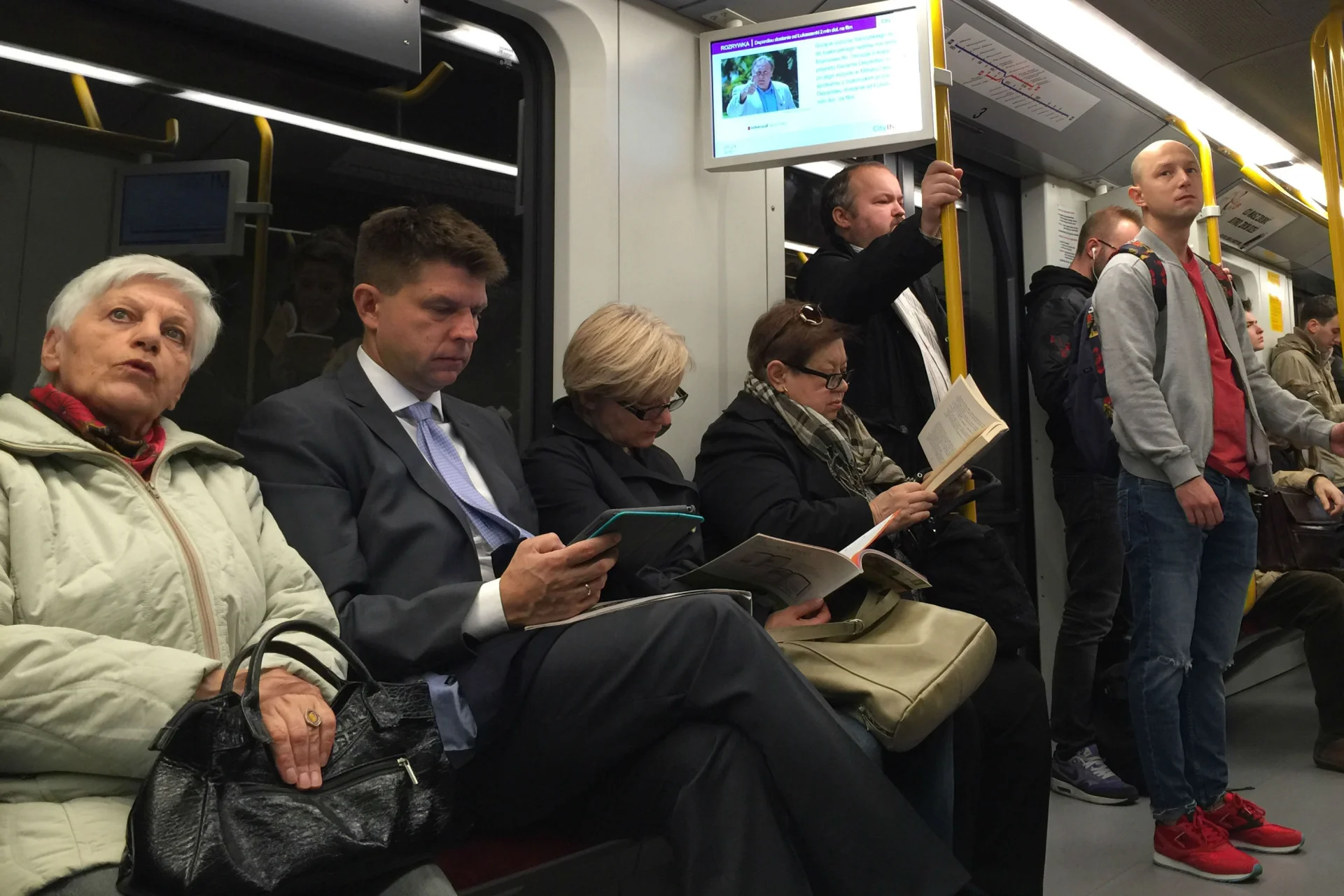 Ryszard Petru dojeżdża do pracy metrem. I wcale nie jest sztywnym "panem ekonomistą".