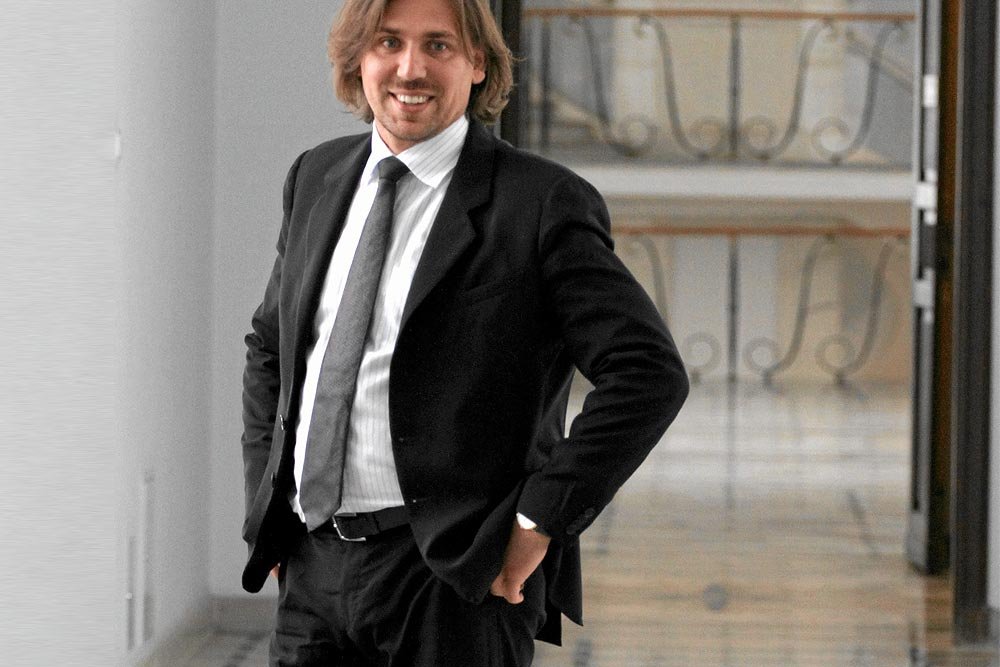 Poseł PiS Tomasz Kaczmarek podejrzewa, że Donald Tusk może chodzić w garniturach z przestępstwa