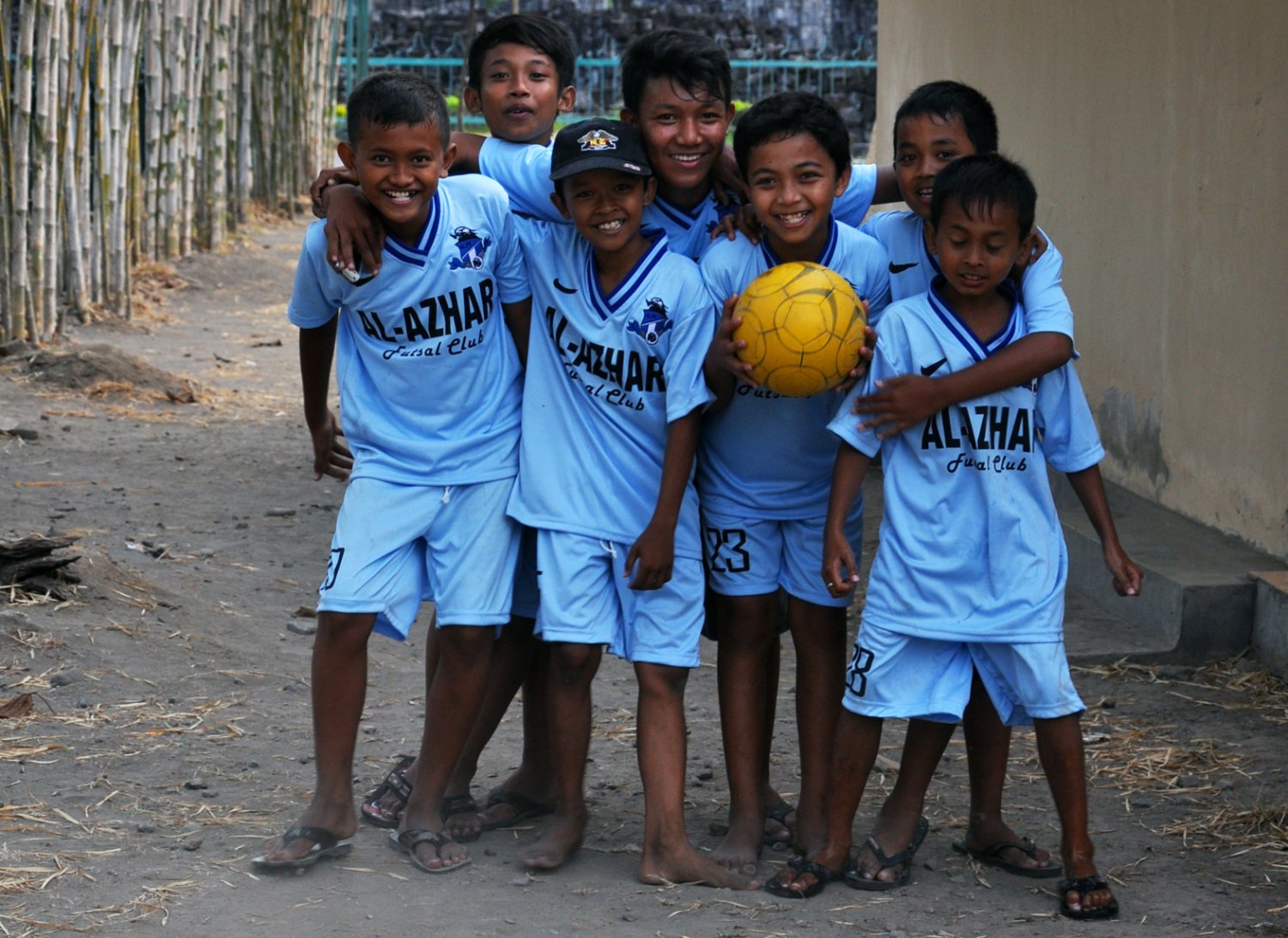Młodzi jawajscy piłkarze