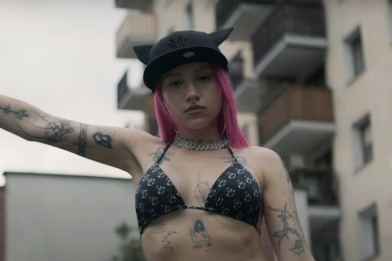 Young Leosia wydała nowy singiel, w którym dissuje swoją sąsiadkę.