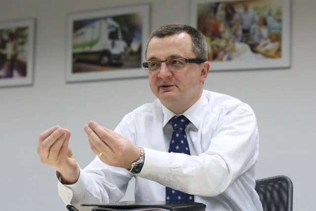 Artur Kawa, założyciel i autor sukcesów sieci handlowej Stokrotka. Od jego firmy Urząd Kontroli Skarbowej domaga się wyimaginowanych  milionów podatku za transakcję sprzed 5 lat.