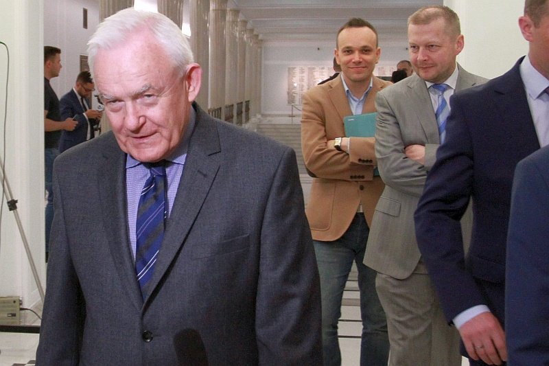 Wygląda na to, że po kompromitacji SLD w I turze wyborów prezydenckich Leszek Miller nie straci przywództwa w swojej partii.