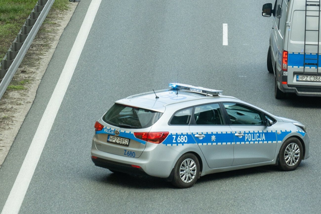 Bus wiozący 9 osób w trakcie policyjnego pościgu wypadł z drogi po tym, gdy nie zatrzymał się do kontroli drogowej na trasie S8 Białystok-Warszawa. (zdjęcie ilustracyjne)