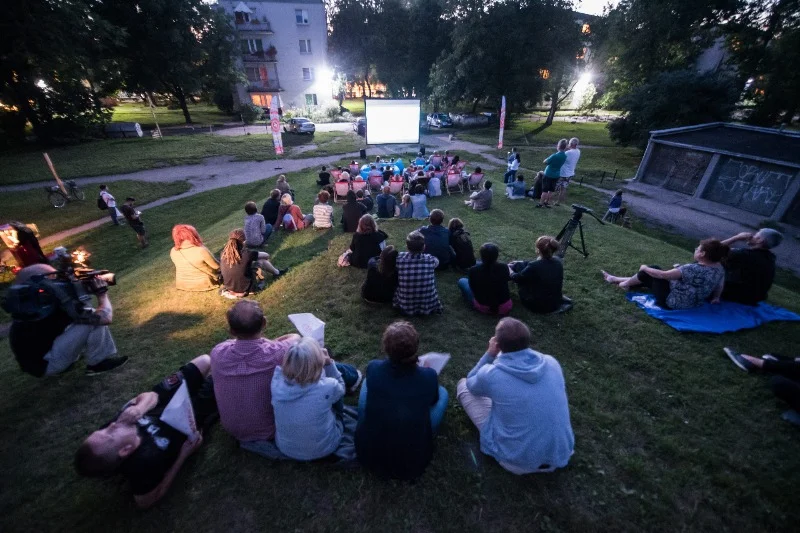 Kina plenerowe cieszą się dużą popularnością w Warszawie