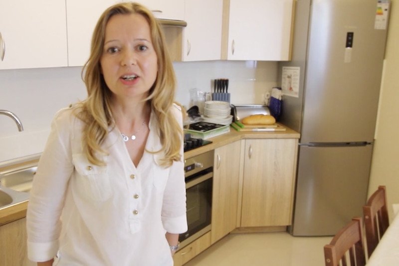 Pracownik MOPR w Kielcach pokazuje mieszkanie dla Polaków z Ukrainy.