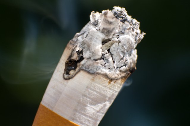 Ministerstwo zdrowia spóźnia się  z przygotowaniem przepisów wprowadzających dyrektywę tytoniowa. W konsekwencji może zostać nawet wstrzymana produkcja papierosów w Polsce.