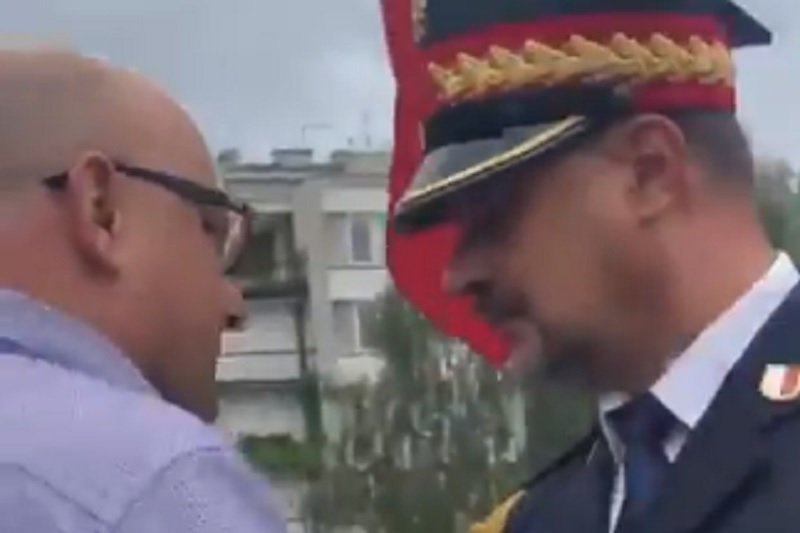 Dziennikarz TVN był odpychany przez Straż Marszałkowską.