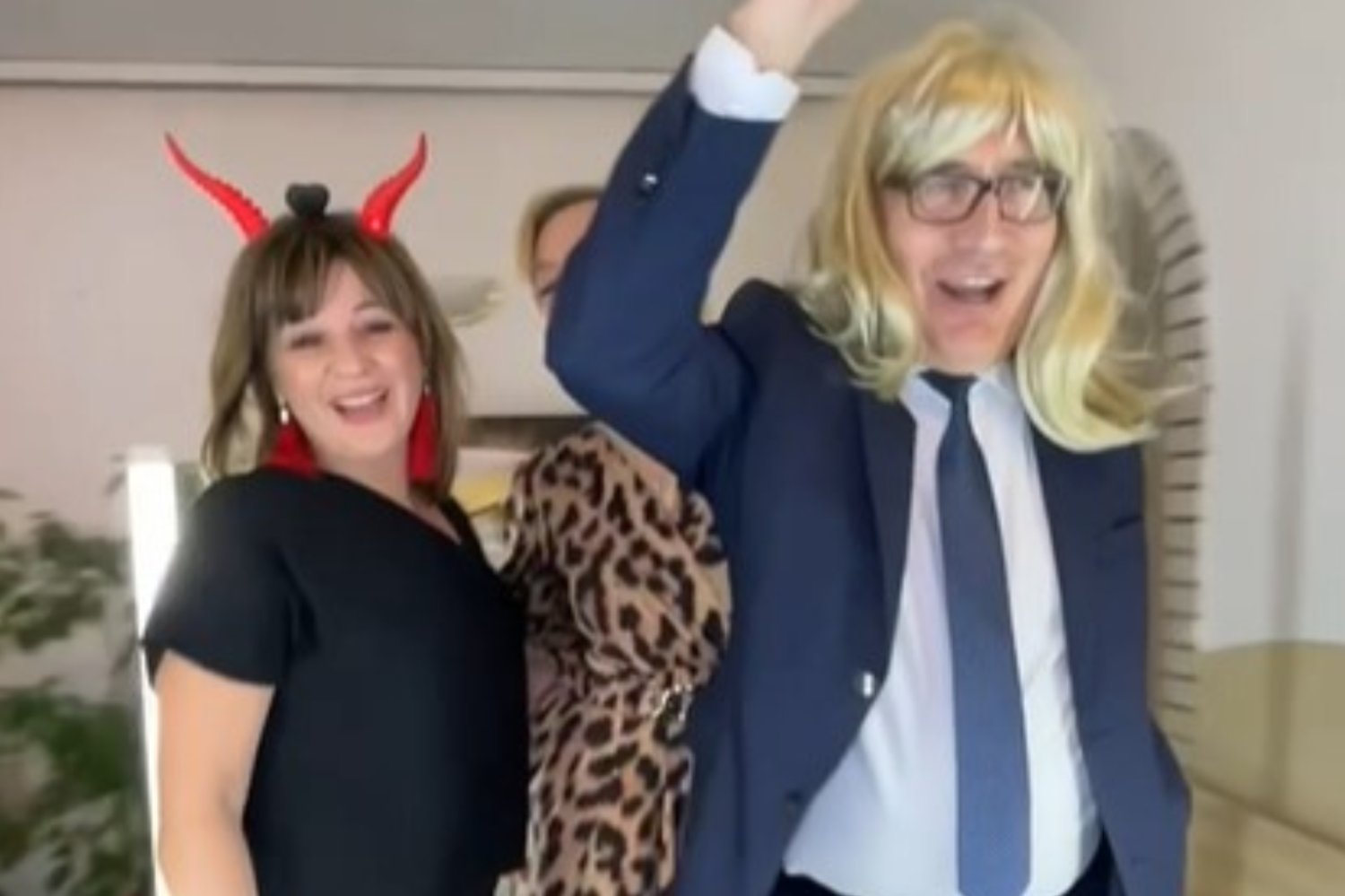 Kazimierz Smoliński tańczy w peruce na imprezie.